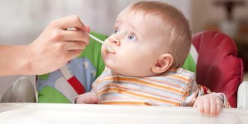 baby wird gefüttert