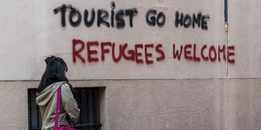 Demonstrierende hinterlassen Botschaften wie: «Tourist, geh nach Hause.»