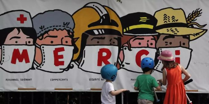 Kinder in Paris betrachten ein Banner, auf dem eine Danksagung an verschiedene systemrelevante Berufsgruppen aufgedruckt ist. Foto: Francois Mori/AP/dpa Kinder in Paris betrachten ein Banner, auf dem eine Danksagung an verschiedene systemrelevante Berufsgruppen aufgedruckt ist. Foto: Francois Mori/AP/dpa
