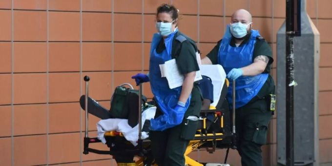 Corona-Patient wird in Londoner Krankenhaus gebracht. Corona