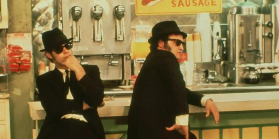 Die «Blues Brothers» (John Belushi und Dan Aykroyd) sind im Auftrag des Herrn unterwegs. Foto: Universal Pictures (UIP)/dpa