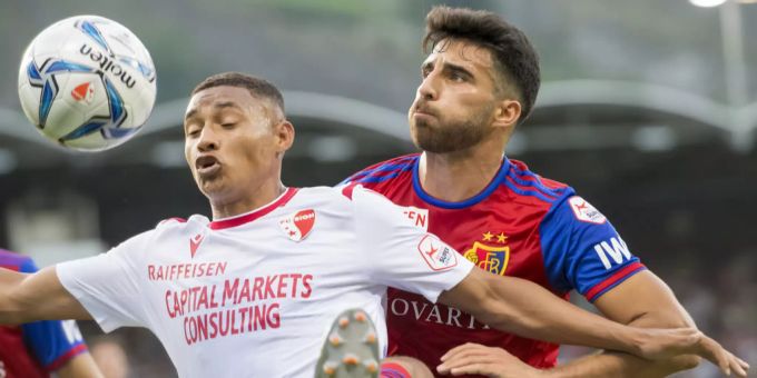 Basels Eray Cömert im Zweikampf mit Patrick Luan vom FC Sion. Eray Cömert FC Basel