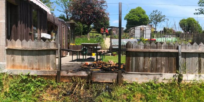 Brand eines Gartenzaus.