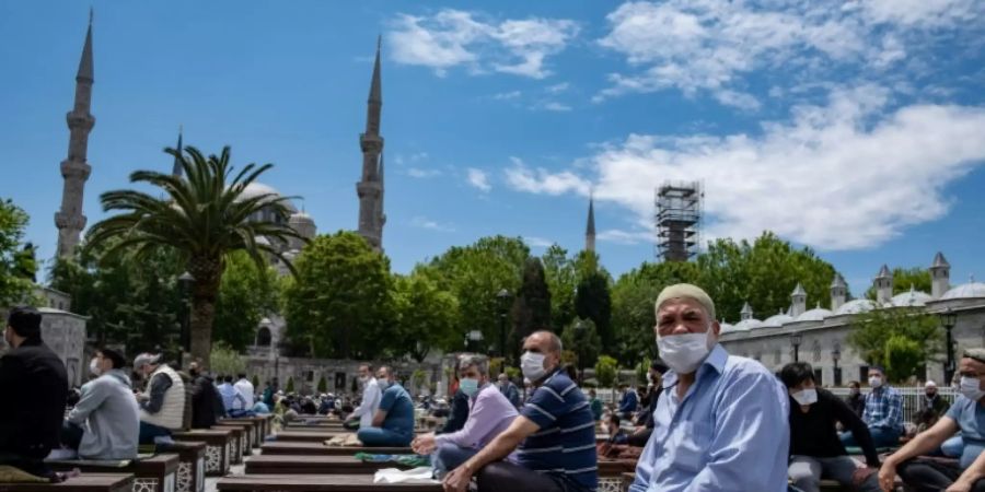 Gläubige vor der Blauen Moschee in Istanbul