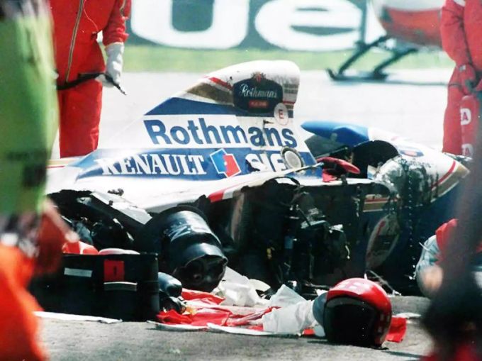 Im Cockpit von Sennas zerstörtem Williams finden die Rettungskräfte eine zusammengerollte österreichische Flagge. Ayrton Senna Roland Ratzenberger