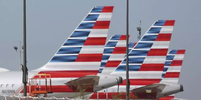 Flugzeuge von American Airlines stehen auf dem internationalen Flughafen Dallas/Fort Worth. Foto: Lm Otero/AP/dpa Flugzeuge von American Airlines stehen auf dem internationalen Flughafen Dallas/Fort Worth. Foto: Lm Otero/AP/dpa