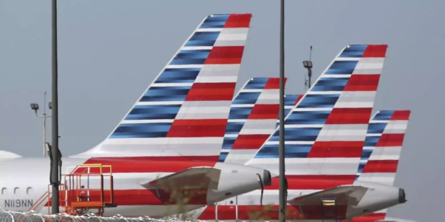 Flugzeuge von American Airlines stehen auf dem internationalen Flughafen Dallas/Fort Worth. Foto: Lm Otero/AP/dpa