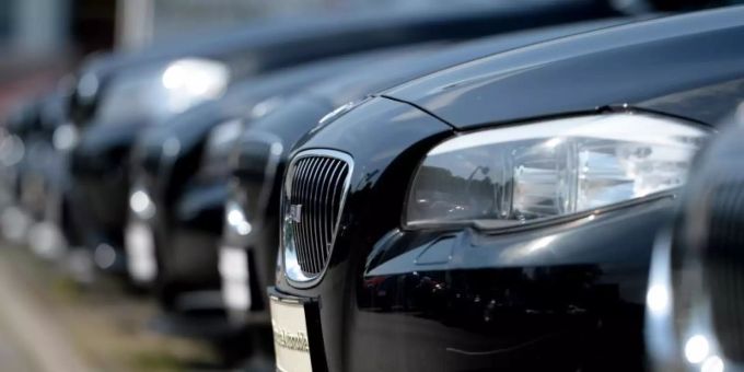 Fahrzeuge stehen vor einem Autohaus. Foto: Ralf Hirschberger/dpa-Zentralbild/dpa auto branchenverband krise