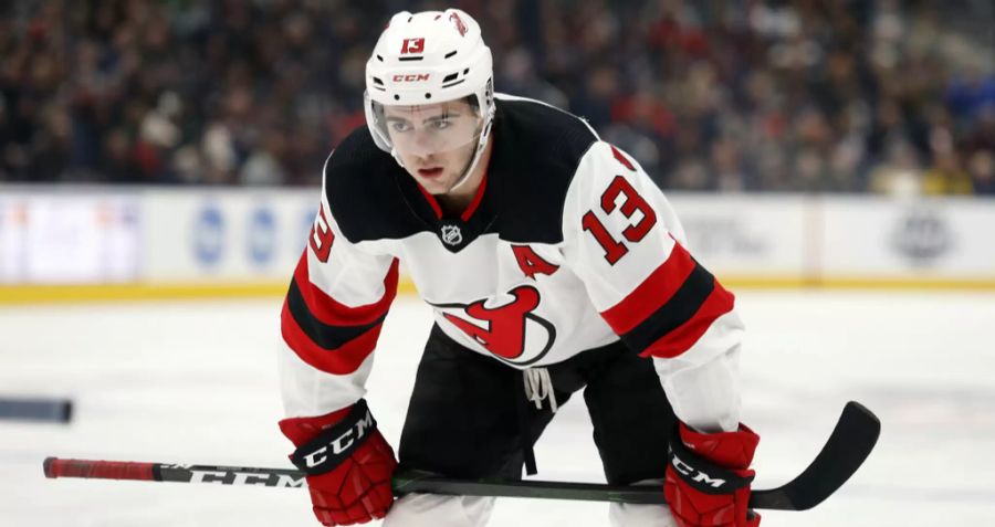 Gleiches Schicksal wie Timo Meier ereilt auch Nico Hischier (Bild) und Mirco Müller (beide New Jersey Devils) sowie Buffalo-Coach Ralph Krueger.