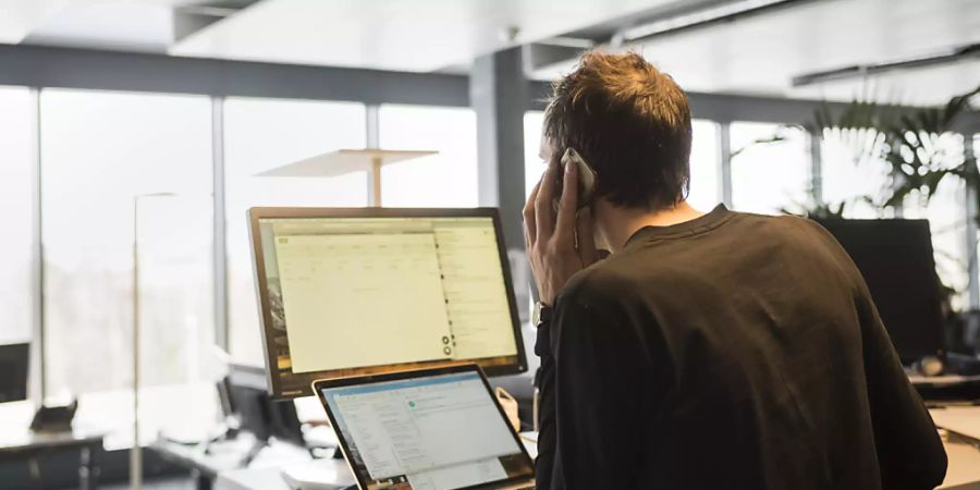 Ein Journalist der Nachrichtenagentur Keystone-SDA am Hauptsitz in Bern Wankdorf bei der Arbeit. (Archivbild)