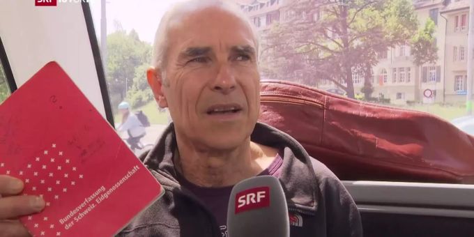 Heilige Schrift? - Darum wedeln Corona-Verschwörer mit Bundesverfassung
