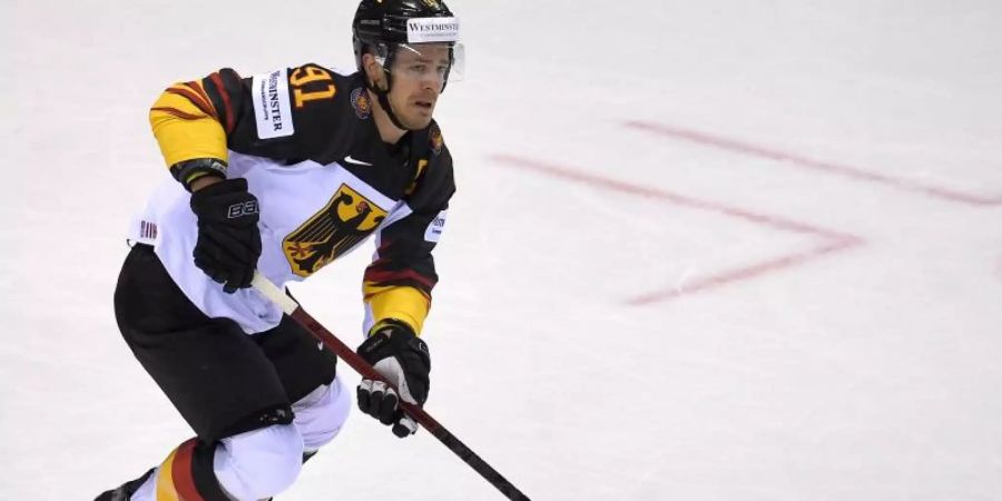 Moritz Müller ist der Kapitän der deutschen Eishockey-Nationalmannschaft. Foto: Monika Skolimowska/dpa-Zentralbild/dpa