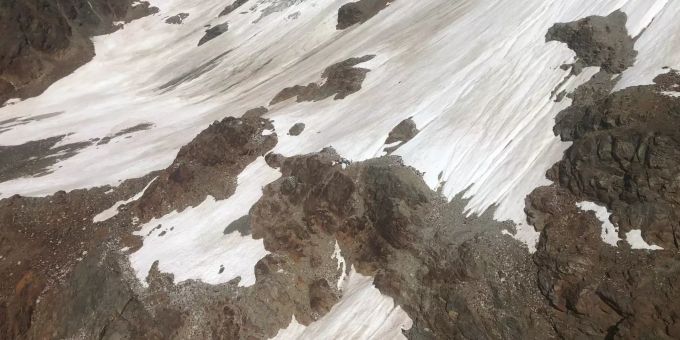 Das Flugzeug zerschellte in unwegsamen Gelände. Die Rettungskräfte konnten nur noch den Tod aller vier Insassen feststellen. flugzeug wallis