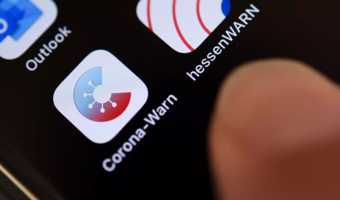 Die Sicherheits-App Hessenwarn (r) ist neben der Corona-Warn-App auf einem Smartphone-Display zu sehen. Corona-Warn-App