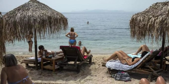 Griechenland startet in die Badesaison: Landesweit wurde die Wiedereröffnung von Stränden unter bestimmten Corona-Auflagen genehmigt. Foto: Yorgos Karahalis/AP/dpa Griechenland startet in die Badesaison: Landesweit wurde die Wiedereröffnung von Stränden unter bestimmten Corona-Auflagen genehmigt. Foto: Yorgos Karahalis/AP/dpa