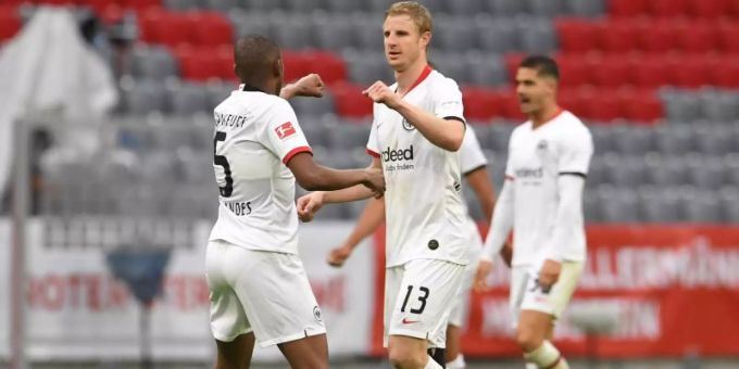 «Das ging schnell und sah sicherlich lustig aus», sagt Frankfurts Martin Hinteregger (M) über sein Eigentor bei FC Bayern. Foto: Andreas Gebert/Reuters-Pool/dpa «Das ging schnell und sah sicherlich lustig aus», sagt Frankfurts Martin Hinteregger (M) über sein Eigentor bei FC Bayern. Foto: Andreas Gebert/Reuters-Pool/dpa