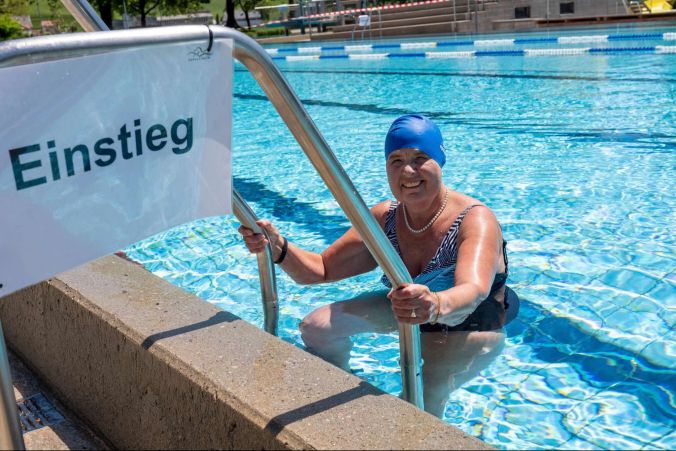 Für Margrit Haldemann ist das Schwimmbecken seit 20 Jahren  im Sommer ihr zweites Wohnzimmer
