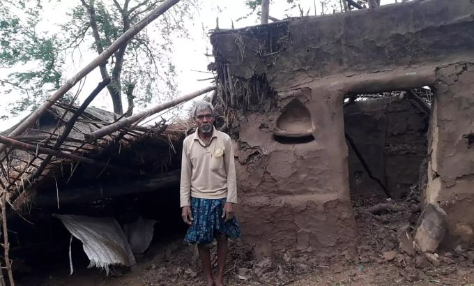 Ein Mann steht vor seinem Haus in Bhadrak, welches zuvor durch die heftigen Winde des Zyklons verwüstet worden ist. Wirbelsturm «Amphan» - Indien
