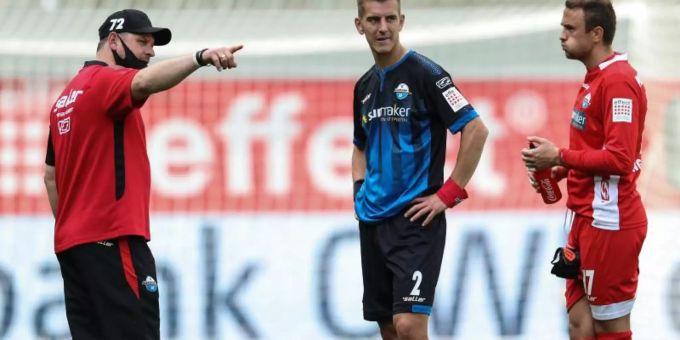 Paderborns Trainer Steffen Baumgart spricht nach dem Spiel mit Uwe Hünemeier und Torwart Leopold Zingerle (l-r). Foto: Friso Gentsch/dpa-Pool/dpa Paderborns Trainer Steffen Baumgart spricht nach dem Spiel mit Uwe Hünemeier und Torwart Leopold Zingerle (l-r). Foto: Friso Gentsch/dpa-Pool/dpa