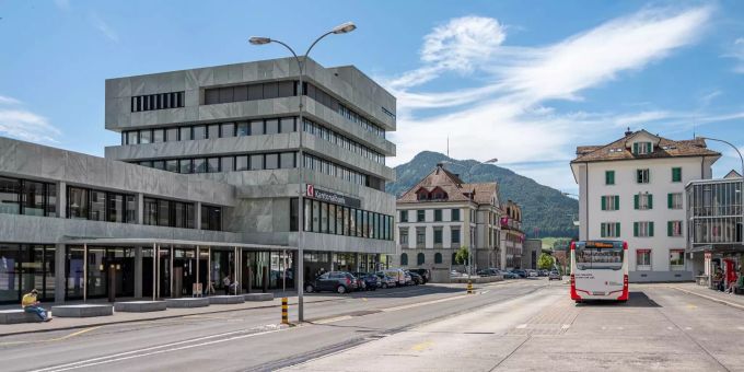Die Kantonalbank (SZKB) in Schwyz. Die Kantonalbank (SZKB) in Schwyz.