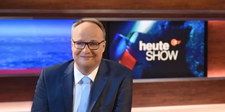 Die ZDF-Satiresendung «heute show» mit Moderator Oliver Welke hatte noch nie so viele Zuschauer wie an diesem Freitagabend. Foto: Sascha Baumann/ZDF/dpa