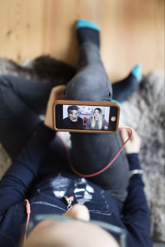 Chatten und Telefonieren gelte nicht als Bildschirmzeit. Videos schauen und Gamen aber schon, so ein Kinderpsychologe. Kinder Smaprtphone