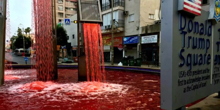 HANDOUT - Aus Protest gegen Annexionspläne Israels im besetzten Westjordanland haben Unbekannte einen Springbrunnen auf dem Donald-Trump-Platz bei Tel Aviv mit Kunstblut rot gefärbt. Foto: -/Israeli police/dpa - ACHTUNG: Nur zur redaktionellen Verwendung und nur mit vollständiger Nennung des vorstehenden Credits