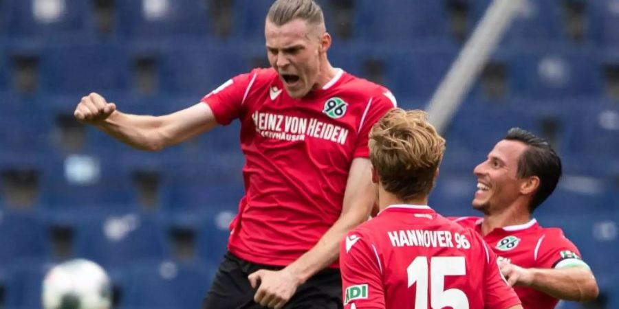 Marvin Ducksch (l) jubelt mit Timo Hübers (M) und Edgar Prib über den Freistosstreffer zum 1:0. Foto: Swen Pförtner/dpa