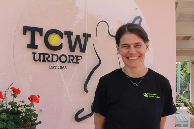 Caroline Cecchetto betreibt ihre eigene Tennisschule auf der Anlage des TC Weihermatt in Urdorf. Tennislehrerin