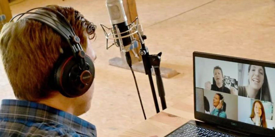 Lehrer Jens Illemann hat für das Corona-Spezial-Online-Orchester mit 1320 Laienmusikern gemeinsam ein Rocklied von den Scorpions spielen lassen. Foto: Carsten Rehder/dpa