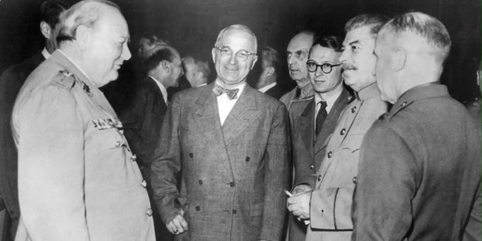 Der britische Premierminister Winston Churchill (l-r), US-Präsident Harry Truman und der russische Führer Joseph Stalin (2.v.r) unterhalten sich bei der Potsdamer Konferenz. Potsdamer Konferenz 1945