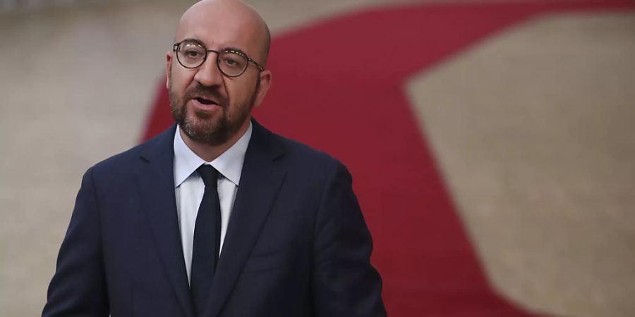 Charles Michel, Präsident des Europäischen Rates, gibt eine Erklärung ab, spricht mit Journalisten als er zum EU-Gipfel im Gebäude des Europäischen Rates eintrifft. Foto: Francisco Seco/AP Pool/dpa