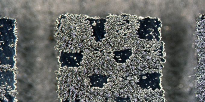 Dank gezielter Behandlung mit Laser haften Eisenspäne lokal auf diesem Mini-Schachbrett mit vier Millimetern Kantenlänge. Die teils magnetische Struktur wurde aus einer einzigen Sorte Stahlpulver bei verschiedenen Temperaturen produziert. (Bild Empa) 3d-druck