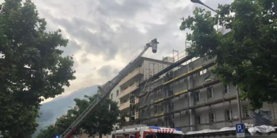 Beim Brand eines Hotels in Naters VS ist erheblicher Sachschaden entstanden. (Bild: Kantonspolizei Wallis)