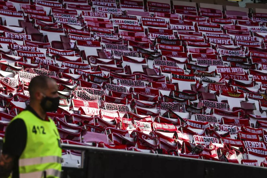 Benfica bestreitet den Liga-Neustart vor leeren Rängen – diese sind jedoch mit Fan-Schals dekoriert.