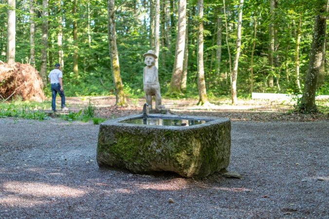 Ein Brunnen inmitten des Grillplatzes.