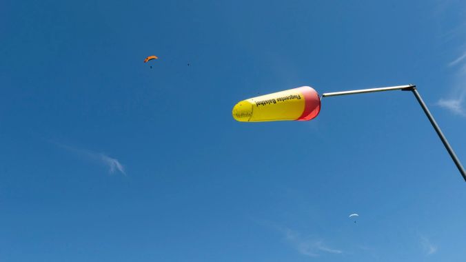 Der Windsack hilft beim Einschätzen der Luftströmung in Bodennähe.