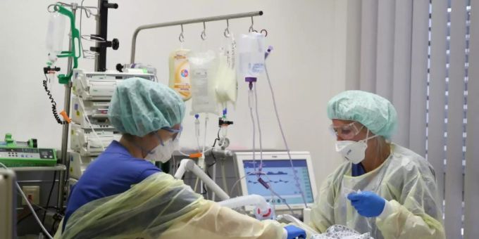 Behandlung eines Corona-Patienten in Magdeburg Behandlung eines Corona-Patienten in Magdeburg