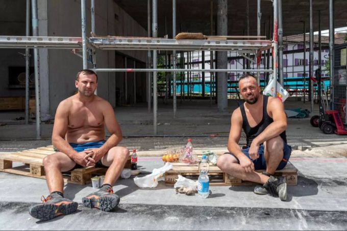 Die zwei Arbeiter Dasi (l) und Dani (r) machen Mittagspause. Bäre Tower