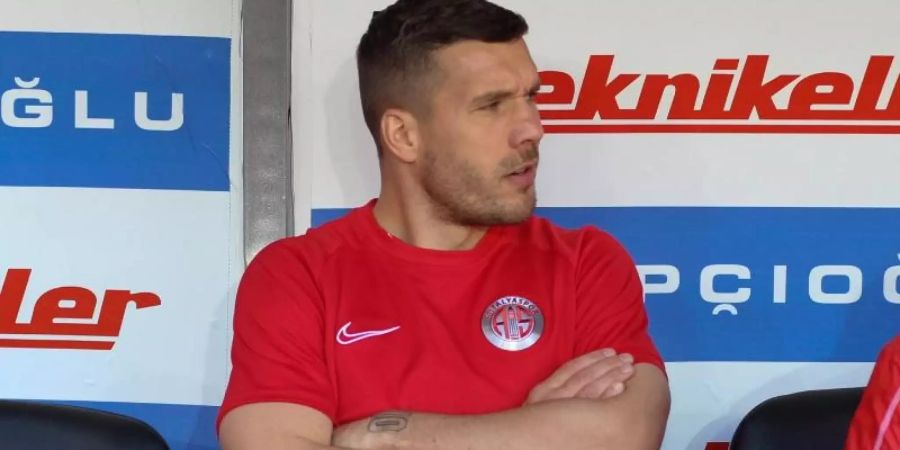 Fehlte seinem Club Antalyaspor beim Spiel in Trabzon: Der am Oberschenkel verletzte Lukas Podolski. Foto: Uncredited/AP/dpa