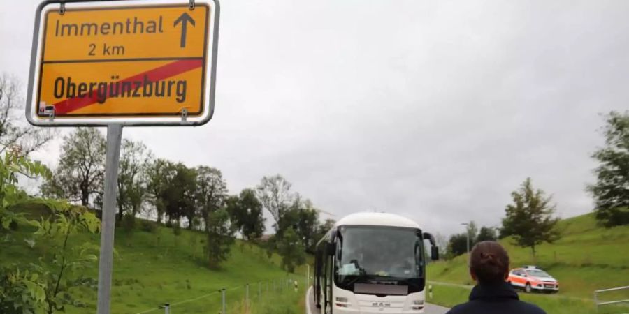 Eine Mitarbeiterin der Kripo geht auf den am Strassenrand stehenden Linienbus zu. Foto: Benjamin Liss/dpa