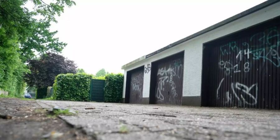 Auf diesem Garagenhof sollte der Angriff auf den Lehrer erfolgen. Foto: Bernd Thissen/dpa