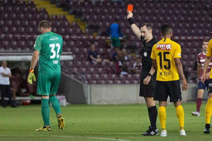 Schiedsrichter Stefan Horisberger zeigt Jeremy Frick (Servette) die Rote Karte. Frick Servete YB