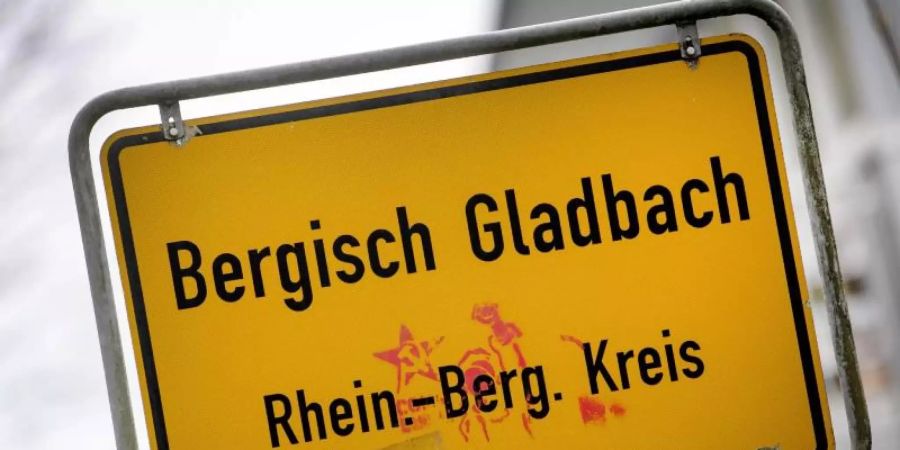 Im Missbrauchskomplex in Bergisch Gladbach verfolgen die Behörden auch die Verbreitung der Aufnahmen im Internet. Foto: Federico Gambarini/dpa
