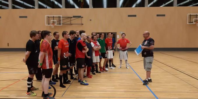Neuer Trainer Fredy Stutz bei der Trainingsarbeit mit dem Team.