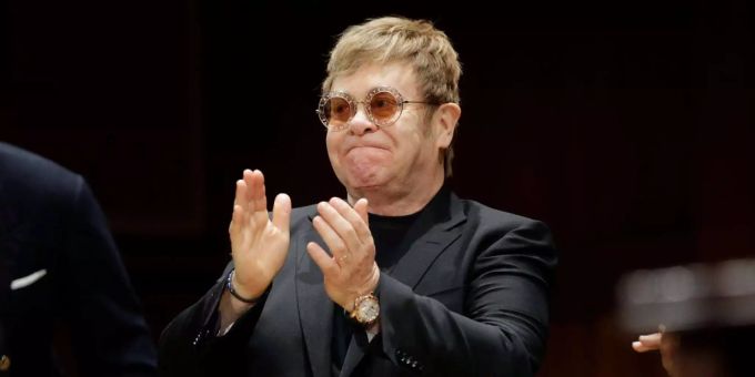 Sir Elton John wird von Harvard geehrt. Sir Elton John wird von Harvard geehrt.