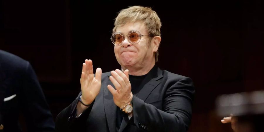 Sir Elton John wird von Harvard geehrt.