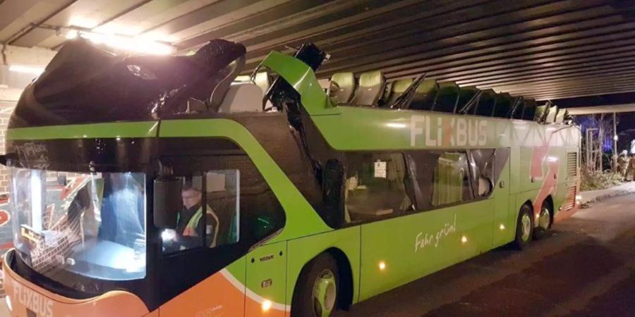 Ein Flixbus verliert sein Dach bei Unterführung.