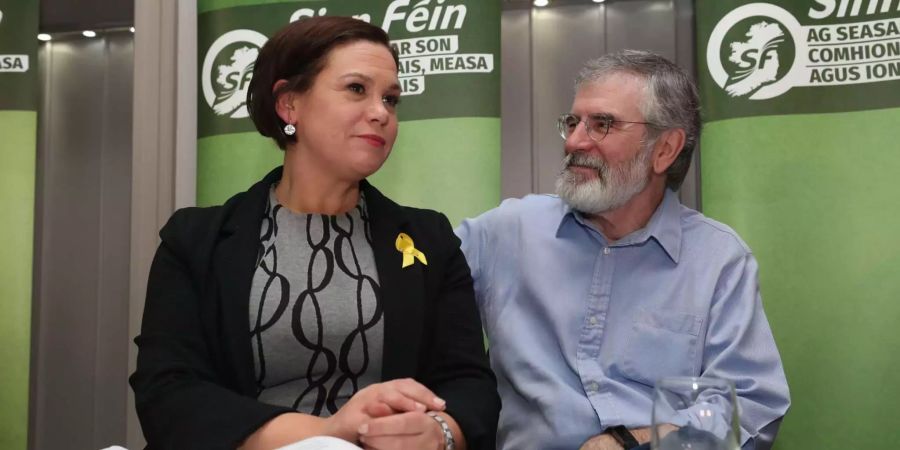 Mary Lou McDonald (links) folgt auf Gerry Adams (rechts).