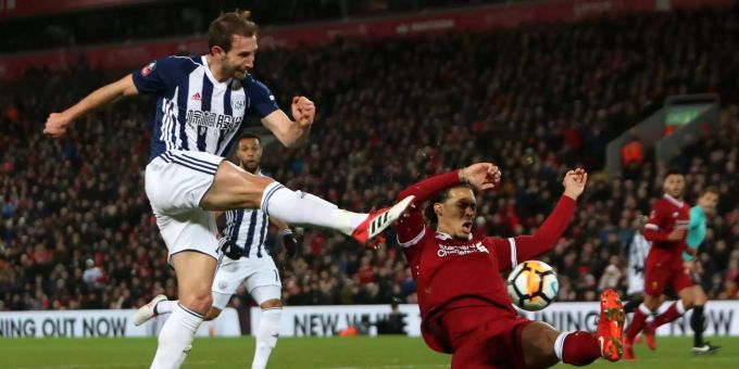 West Bromwich Albions Draig Dawson schiesst aufs Tor. West Bromwich Albions Draig Dawson schiesst aufs Tor.